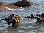 带领官兵进行海上渗透训练
