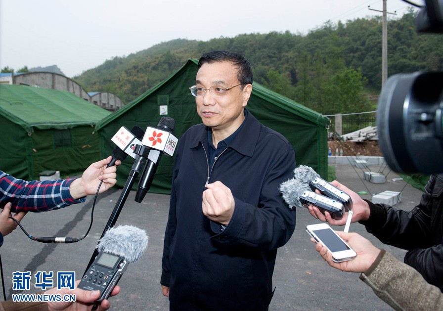 4月21日清晨,中共中央政治局常委、国务院总理李克强在四川芦山“4·20”地震震中灾区接受记者采访时说,下一步抗震救灾要抓紧时间,抓住时机,开展关键性工作。把救人放在第一位,尽可能减少死亡率,减轻伤残。 新华社记者黄敬文摄