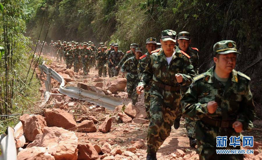 4月20日,因地震造成山体滑坡,道路受阻,救援人员徒步赶往救援现场。记者刚刚从四川省地震局获悉,截至20日16时40分,雅安芦山地震已造成四川113人死亡。具体伤亡人数仍在进一步统计中。 新华社记者陈燮 摄
