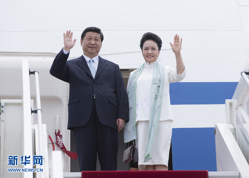 3月29日，國家主席習近平抵達布拉柴維爾，開始對剛果共和國進行國事訪問。這是習近平與夫人彭麗媛向歡迎人群揮手致意。 （新華社記者 蘭紅光 攝）