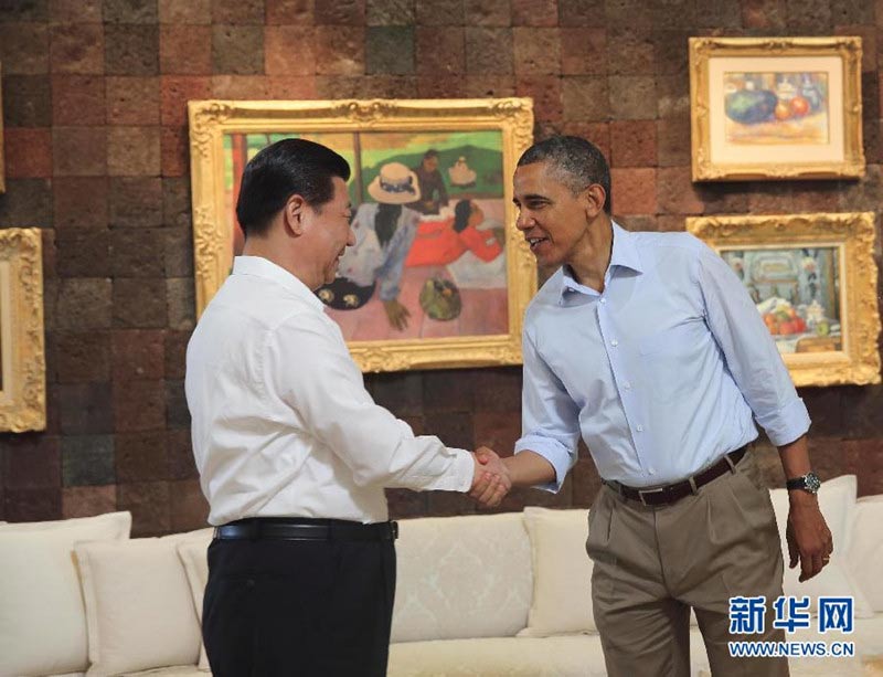 当地时间6月8日上午,中国国家主席习近平同美国总统奥巴马在美国加利福尼亚州安纳伯格庄园举行第二场会晤。会晤开始前,习近平和奥巴马在风光秀丽的庄园内散步,在轻松的气氛中交谈。这是散步前,奥巴马迎接习近平。新华社记者 兰红光 摄