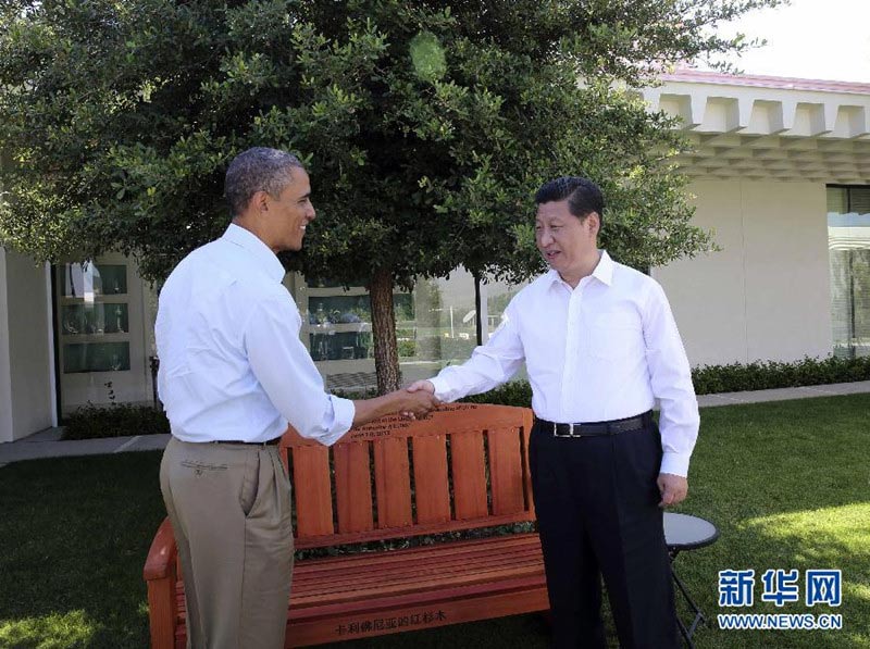 当地时间6月8日上午,中国国家主席习近平同美国总统奥巴马在美国加利福尼亚州安纳伯格庄园举行第二场会晤。会晤开始前,习近平和奥巴马在风光秀丽的庄园内散步,在轻松的气氛中交谈。这是散步途中,奥巴马将加利福尼亚州红杉木椅赠送给习近平。新华社记者 兰红光 摄