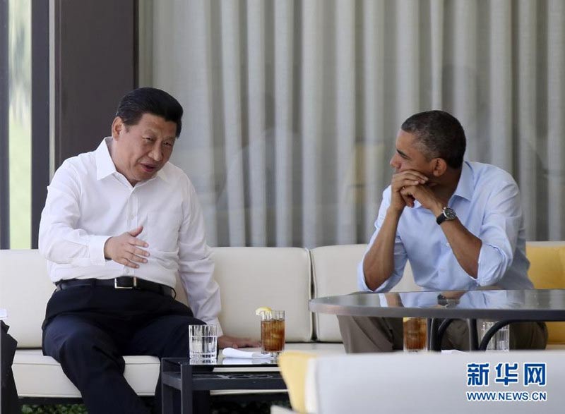 当地时间6月8日上午,中国国家主席习近平同美国总统奥巴马在美国加利福尼亚州安纳伯格庄园举行第二场会晤。会晤开始前,习近平和奥巴马在风光秀丽的庄园内散步,在轻松的气氛中交谈。这是散步途中,习近平与奥巴马在长椅上交谈。新华社记者 兰红光 摄