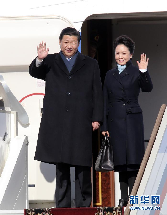 3月22日,国家主席习近平乘专机抵达莫斯科,开始对俄罗斯进行国事访问。这是习近平与夫人彭丽媛向欢迎人群挥手致意。 丁林 摄 图片来源:新华网