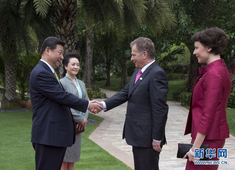 4月6日,国家主席习近平在海南省三亚市同芬兰总统尼尼斯特举行会谈。会谈前,习近平为尼尼斯特访华举行欢迎仪式。这是习近平和夫人彭丽媛迎接尼尼斯特和夫人。新华社记者王晔摄