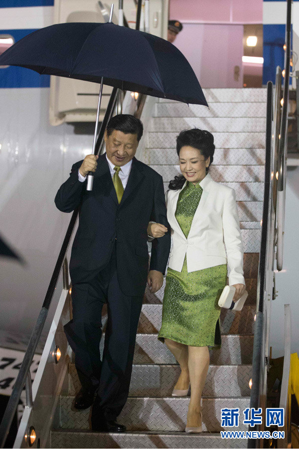 5月31日,国家主席习近平乘专机抵达西班牙港,开始对特立尼达和多巴哥进行国事访问。特立尼达和多巴哥总统卡莫纳夫妇、总理比塞萨尔等到机场迎接习近平和夫人彭丽媛。这是习近平和夫人彭丽媛走下舷梯。新华社记者兰红光摄
