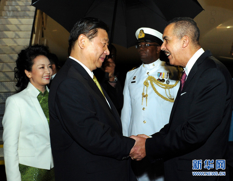 5月31日,国家主席习近平乘专机抵达西班牙港,开始对特立尼达和多巴哥进行国事访问。特立尼达和多巴哥总统卡莫纳夫妇、总理比塞萨尔等到机场迎接习近平和夫人彭丽媛。新华社记者饶爱民摄