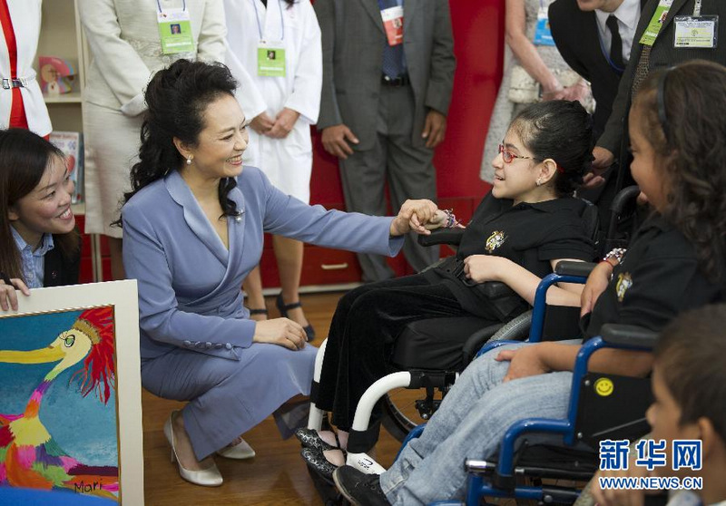 6月3日上午,中国国家主席习近平夫人彭丽媛在钦奇利亚总统母亲埃米尔斯的陪同下,参观哥斯达黎加国家儿童医院。这是彭丽媛同就医儿童交流。新华社记者 谢环驰 摄 图片来源:新华网