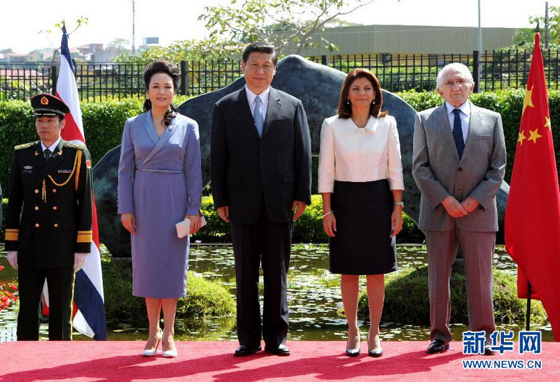 6月3日,哥斯达黎加总统钦奇利亚在总统府举行仪式,热烈欢迎中国国家主席习近平对哥斯达黎加进行国事访问。这是在欢迎仪式上,习近平和夫人彭丽媛与钦奇利亚总统夫妇合影。饶爱民 摄 图片来源:新华网