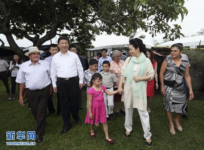 6月3日,正在哥斯达黎加进行国事访问的国家主席习近平和夫人彭丽媛走访当地农户萨莫拉一家。兰红光 摄 图片来源:新华网