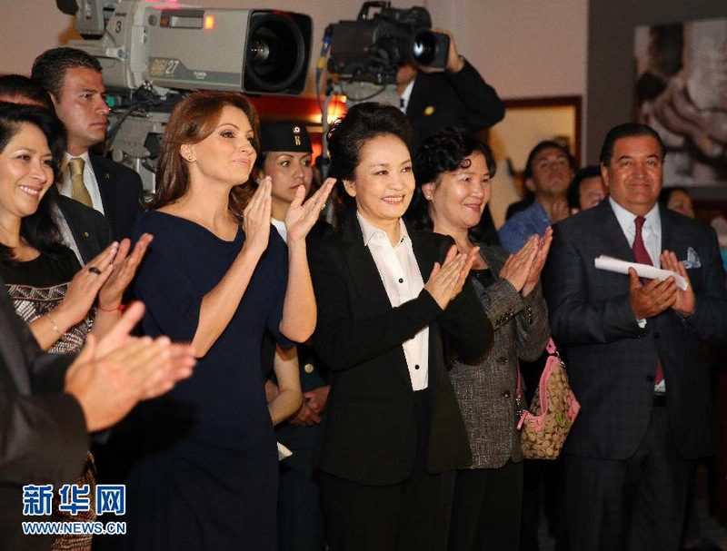 6月5日,中国国家主席习近平夫人彭丽媛在墨西哥总统夫人里韦拉陪同下,来到墨西哥特莱维萨电视台电视剧制作中心参观。新华社记者 丁林 摄 图片来源:新华网