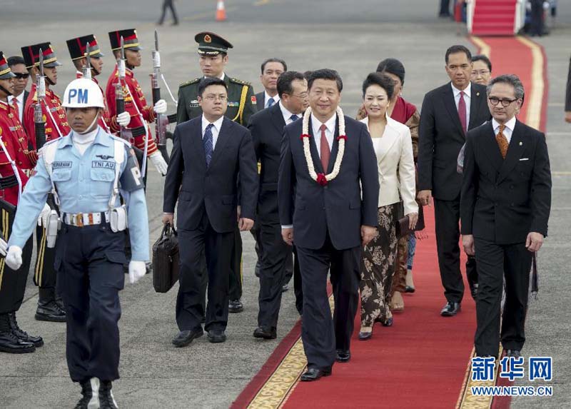 10月2日,国家主席习近平抵达雅加达,开始对印度尼西亚进行国事访问。印尼外长马蒂到机场迎接。 新华社记者 马占成 摄 图片来源:新华网