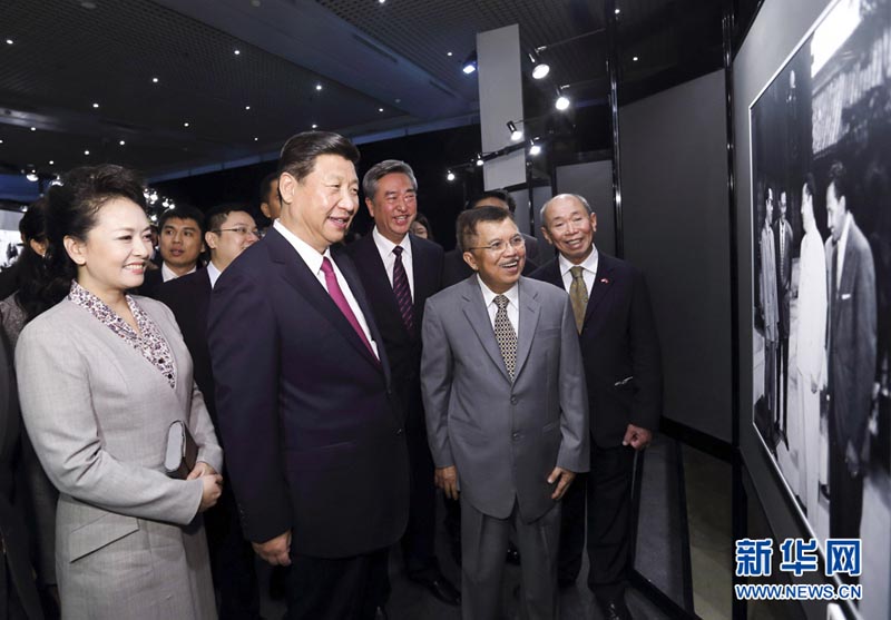 10月3日,国家主席习近平在雅加达参观“中印尼友好”图片展并同两国青年交流。这是习近平在参观图片展。 新华社记者兰红光摄 图片来源:新华网