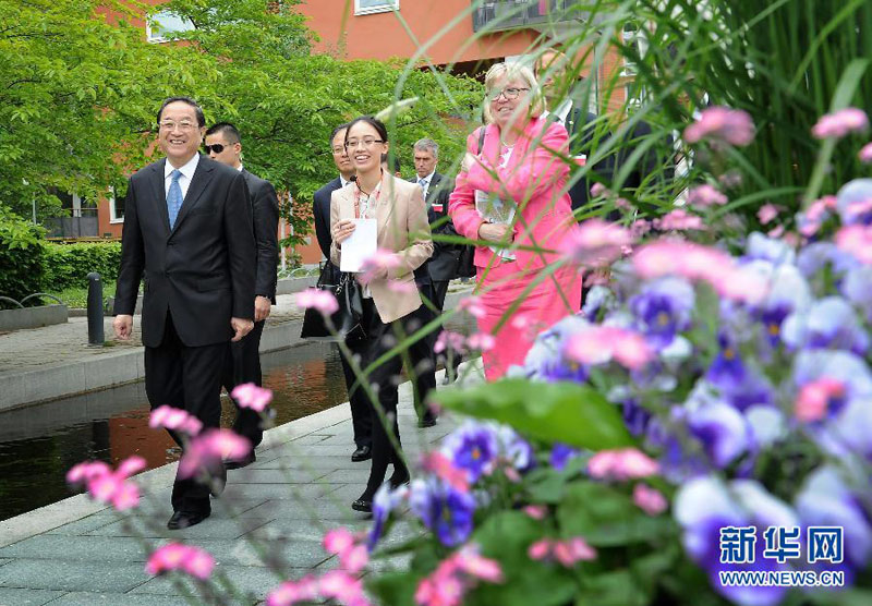 6月4日,全国政协主席俞正声在瑞典斯德哥尔摩参观哈马碧生态城。 新华社记者 李学仁 摄