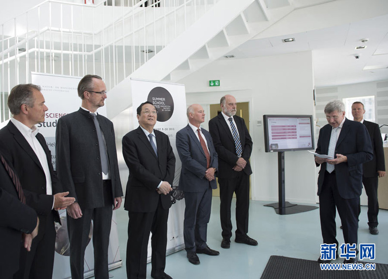 应丹麦议会邀请,全国政协主席俞正声6月4日至7日对丹麦进行正式友好访问。这是6月7日,俞正声在哥本哈根大学参观丹麦首个二氧化碳“零排放”示范性公共建筑“绿色灯塔”。新华社记者 李学仁 摄