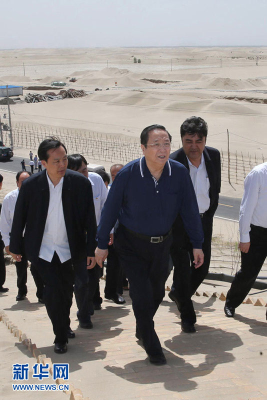 5月23日至28日,中共中央政治局常委、全国政协主席俞正声在新疆调研。这是5月23日,俞正声在和田县考察当地防沙治沙工程建设情况。新华社记者 刘卫兵 摄