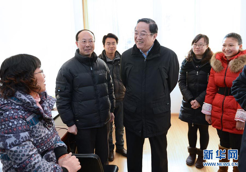 中共中央政治局常委俞正声近日赴四川省甘孜藏族自治州调研,看望慰问各族干部群众,就新形势下进一步做好民族地区工作广泛听取意见和建议。这是1月7日,俞正声来到康定中学看望师生员工,勉励大家扎根高原,为不断提高教学质量、推动当地经济社会发展做贡献。新华社记者 马占成 摄
