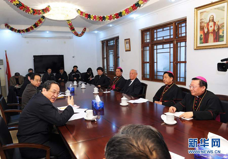 1月21至23日,中共中央政治局常委俞正声走访在京的全国性宗教团体,向全国宗教界人士致以新春祝福。这是1月21日,俞正声走访中国天主教爱国会。新华社记者 饶爱民 摄