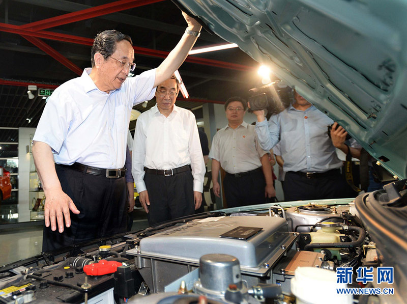 6月14日至16日,中共中央政治局常委、全国政协主席俞正声在福建调研。这是6月14日,俞正声在东南(福建)汽车工业有限公司观看新型轿车展示,了解企业技术创新和市场开拓情况。 新华社记者李涛摄