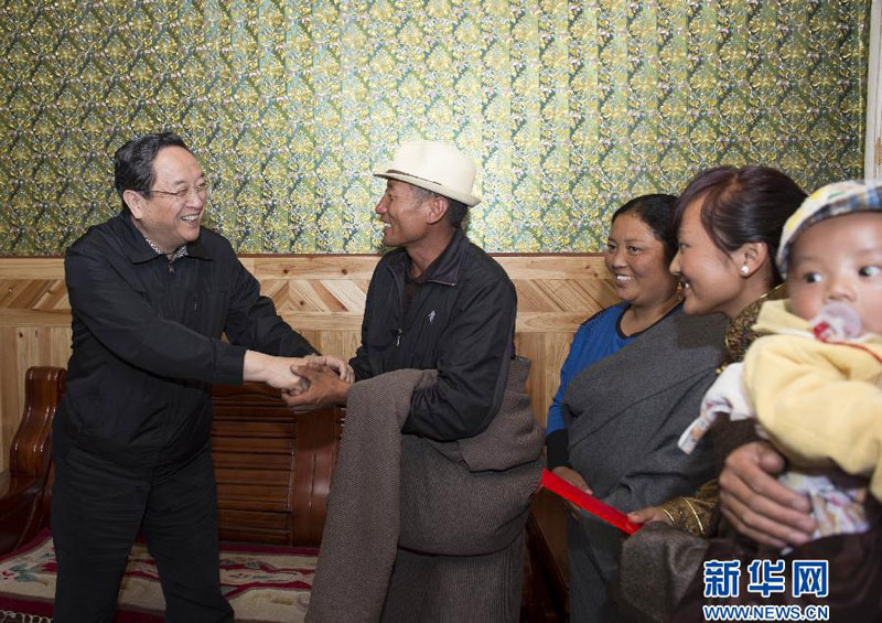 近日,中共中央政治局常委、全国政协主席俞正声在甘肃甘南藏族自治州调研。这是7月8日,俞正声在桑科草原游牧民定居点的牧民家中与牧民手拉着手唠家常。新华社记者李学仁摄