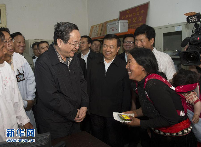 近日,中共中央政治局常委、全国政协主席俞正声在甘肃甘南藏族自治州调研。这是7月7日,俞正声在王格尔塘镇卫生院与藏族群众亲切交谈。新华社记者李学仁摄