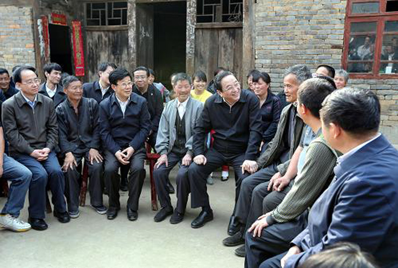 这是3月25日,俞正声在大方县响水乡以拉村与群众围坐一起拉家常、话发展。新华社记者 姚大伟 摄