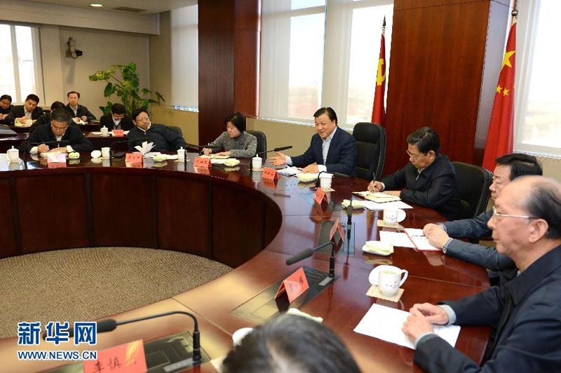 12月30日,中共中央政治局常委、中央书记处书记刘云山在北京主持召开调研座谈会,就如何开展好党的群众路线教育实践活动听取党员干部和专家学者的意见。新华社记者 马占成 摄