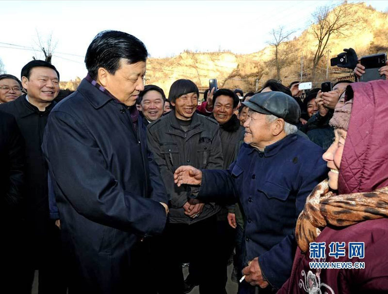 1月11日至14日,中共中央政治局常委、中央书记处书记刘云山在陕西延安、榆林两地就贯彻落实党的十八大精神、开展群众路线教育实践活动进行调研。这是1月11日,刘云山在延川县禹居镇农村调研时与群众亲切交谈。 新华社记者饶爱民摄