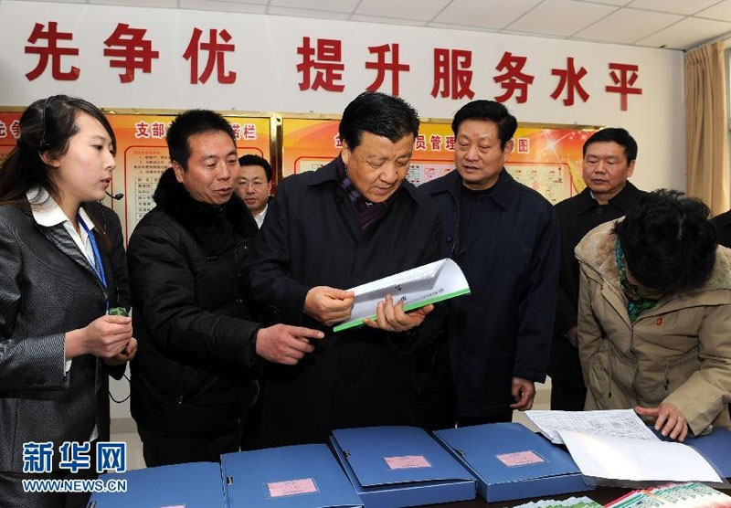 1月11日至14日,中共中央政治局常委、中央书记处书记刘云山在陕西延安、榆林两地就贯彻落实党的十八大精神、开展群众路线教育实践活动进行调研。这是1月14日,刘云山在榆林市榆阳区金阳小区调研社区党建工作。 新华社记者饶爱民摄