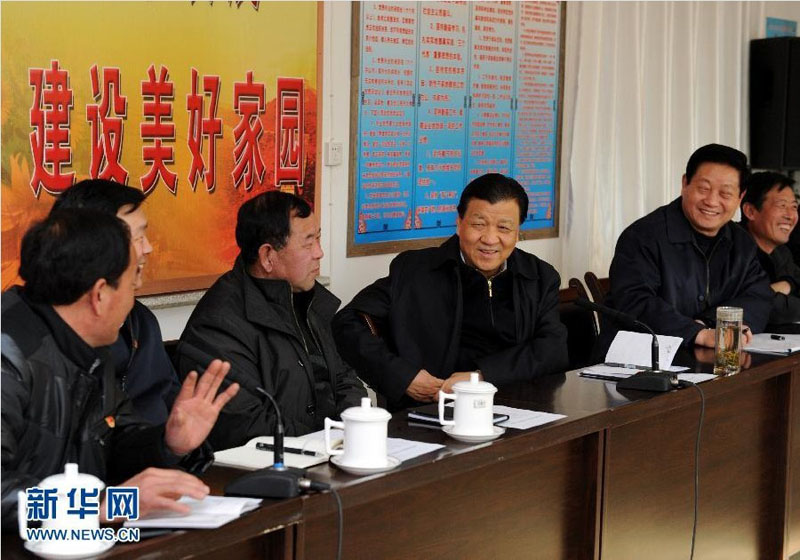 1月11日至14日,中共中央政治局常委、中央书记处书记刘云山在陕西延安、榆林两地就贯彻落实党的十八大精神、开展群众路线教育实践活动进行调研。这是1月12日,刘云山在安塞县沿河湾镇侯沟门村主持召开农村党员干部座谈会,同基层代表深入交流。 新华社记者饶爱民摄