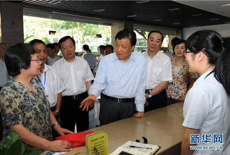 按照中央开展党的群众路线教育实践活动安排,中共中央政治局常委近期分别到各自的第一批教育实践活动联系点调查研究、了解情况,指导教育实践活动开好头、起好步。这是7月12日,刘云山在浙江杭州西湖区翠苑街道翠苑一区社区调研。 新华社记者饶爱民摄