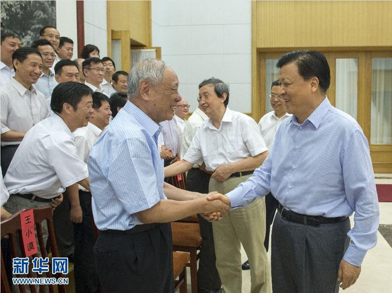 8月5日,受中共中央总书记、国家主席、中央军委主席习近平委托,中共中央政治局常委、中央书记处书记刘云山在北戴河看望参加2013年暑期休假活动的专家,代表党中央、国务院向全国各条战线各个领域广大专家等各类优秀人才,表示亲切问候和良好祝愿。新华社记者李学仁摄