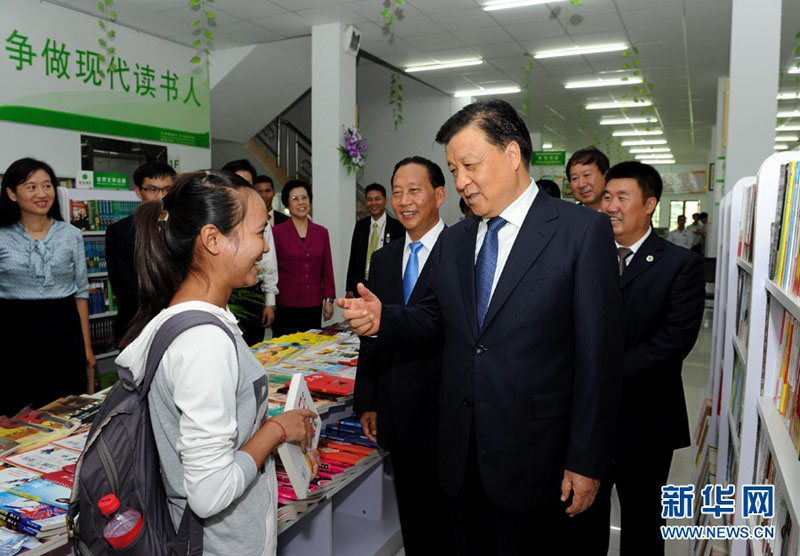 9月12日,中共中央政治局常委、中央书记处书记刘云山在柬埔寨金边考察新知(金边)华文书局。这是刘云山与当地读者亲切交谈。 新华社记者饶爱民 摄