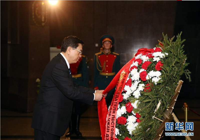 9月22日,中国全国人大常委会委员长张德江在莫斯科参观俯首山卫国战争纪念馆并敬献花圈。 新华社记者姚大伟摄
