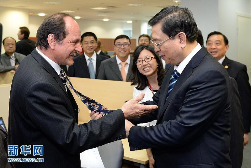 9月22日,中国全国人大常委会委员长张德江在莫斯科考察华为公司俄罗斯子公司。这是张德江与当地专家交谈。 新华社记者刘建生摄