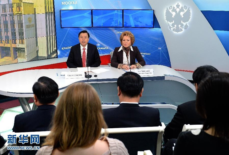 9月23日,中国全国人大常委会委员长张德江在莫斯科与俄罗斯联邦会议联邦委员会主席马特维延科共同会见记者。 新华社记者刘建生摄