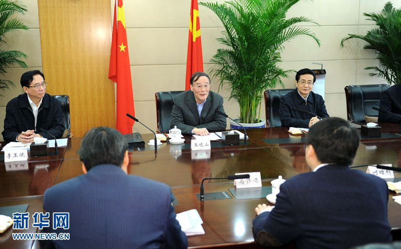 11月30日,中共中央政治局常委、中央纪委书记王岐山在北京主持召开座谈会,听取专家学者对党风廉政建设和反腐败工作的意见和建议。新华社记者李涛摄