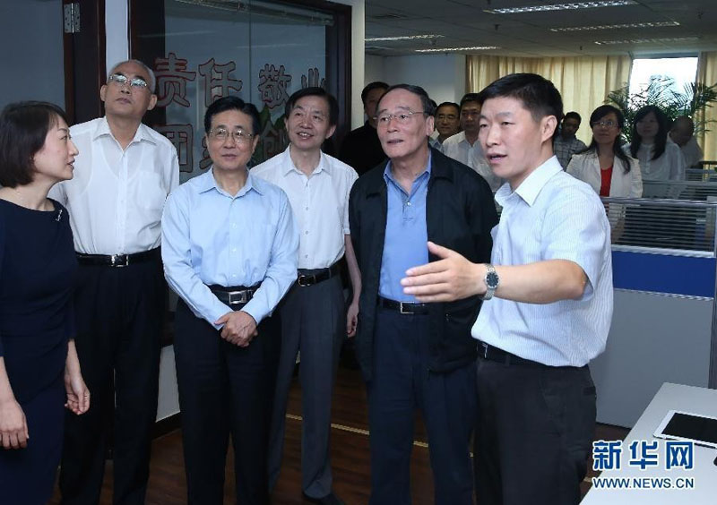 9月2日,中共中央政治局常委、中央纪委书记王岐山在北京调研中央纪委监察部网站建设。 新华社记者 庞兴雷 摄