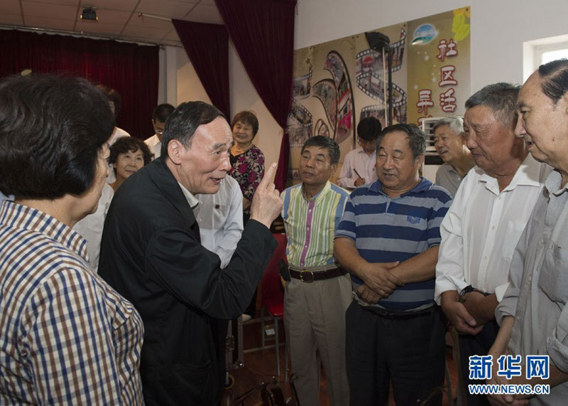 9月6日,中共中央政治局常委、中央纪委书记王岐山到天津市,就深入落实八项规定精神、纠正享乐主义和奢靡之风进行调研。这是王岐山在天津华苑街长华里社区服务中心了解社区移风易俗树立文明新风情况。他对居民们说,这次调研就一个目的,党风、政风中存在的问题。党风政风与民风社风互相影响,党风政风是要害。形成好的风气,我们大家都有责任。新华社记者李学仁摄