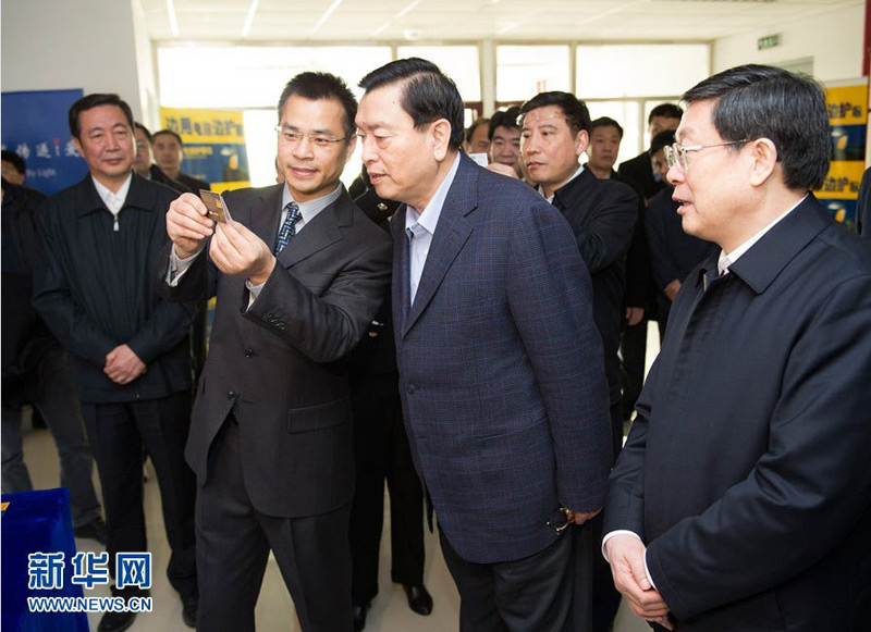 2月21日至22日,中共中央政治局常委、国务院副总理张德江在天津专题调研中小企业。这是2月22日,张德江在天津明道慧石科技有限公司,视察视觉光环保产品研发情况。 新华社记者黄敬文摄