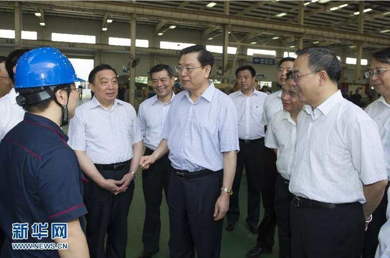 5月30日至6月1日,中共中央政治局常委、全国人大常委会委员长张德江先后到广东珠海、广州、深圳等地,就加强立法工作进行调研。这是5月31日,张德江在广州广日集团电梯生产车间同工人亲切交流。 新华社记者黄敬文摄