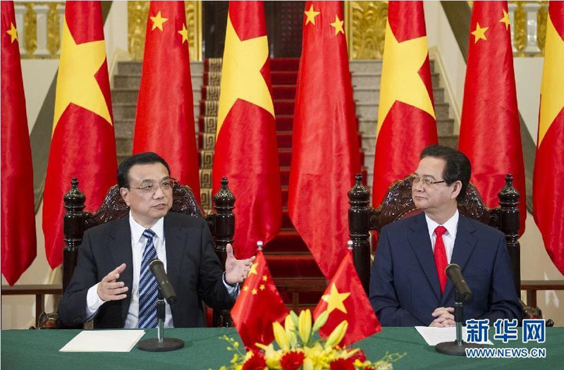 10月13日,国务院总理李克强在河内同越南总理阮晋勇举行会谈后共同会见记者。 新华社记者 黄敬文 摄