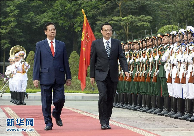 10月13日,国务院总理李克强在河内越南总理府同越南总理阮晋勇举行会谈。这是会谈前,李克强出席阮晋勇在越南主席府广场为他举行的隆重的欢迎仪式。新华社记者 刘建生 摄