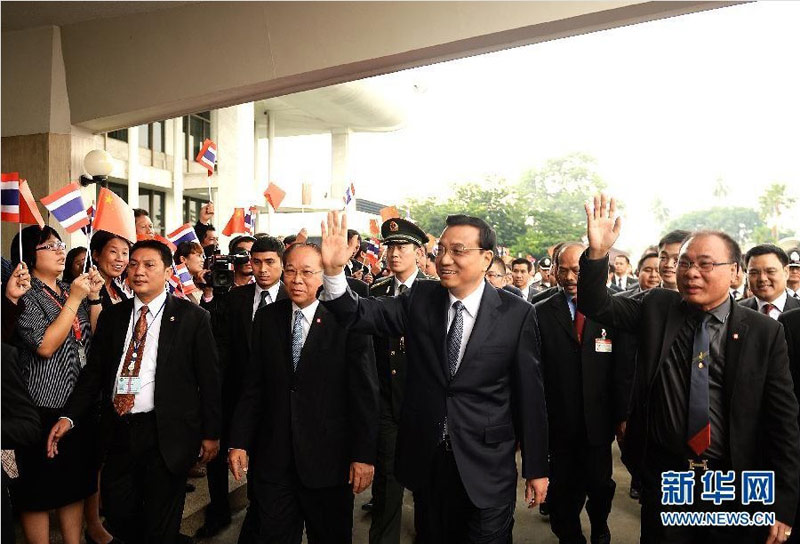 10月11日,中国国务院总理李克强在泰国国会发表题为《让中泰友好之花结出新硕果》的演讲。这是李克强在泰国国会主席兼下议长颂萨(前右一)和国会副主席兼上议长尼功(前右三)的陪同下向欢迎群众致意。新华社记者刘建生摄