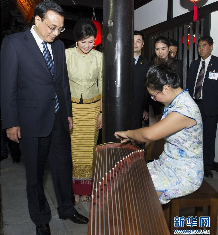 10月12日,中国国务院总理李克强在泰国总理英拉的陪同下,参观清迈国际园艺博览会会址。 新华社记者 黄敬文 摄