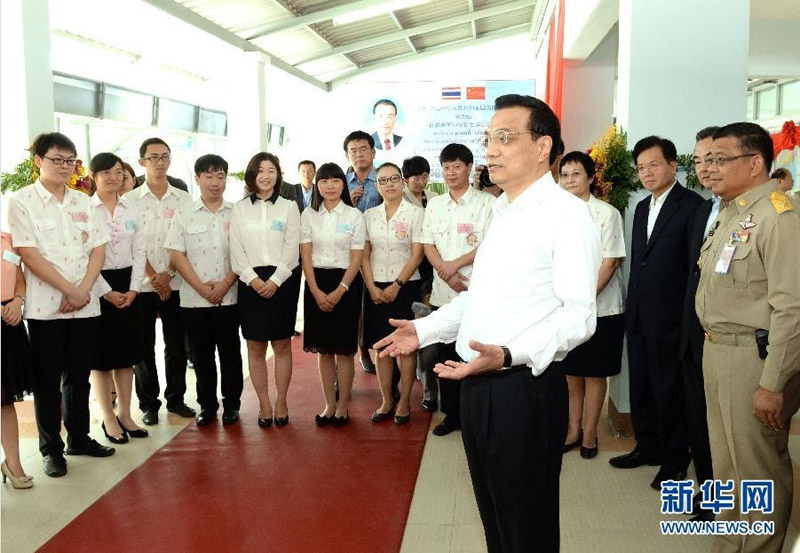 10月13日,正在泰国访问的中国国务院总理李克强参观具有110多年历史的清迈崇华新生华立学校。这是李克强与学校汉语教师和志愿者交谈。新华社记者 刘建生 摄