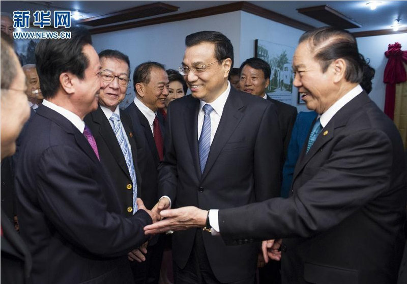10月12日,中国国务院总理李克强在曼谷泰国中华总商会出席泰华各界举行的欢迎宴会并讲话。这是李克强在宴会前与泰华各界负责人亲切握手。新华社记者 黄敬文 摄