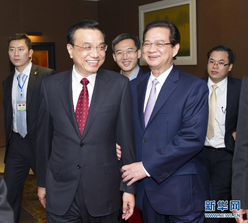 10月15日,中国国务院总理李克强与越南总理阮晋勇在河内共同出席中越工商界午餐会,并发表讲话。这是李克强同越南总理阮晋勇步入会场。新华社记者 黄敬文 摄