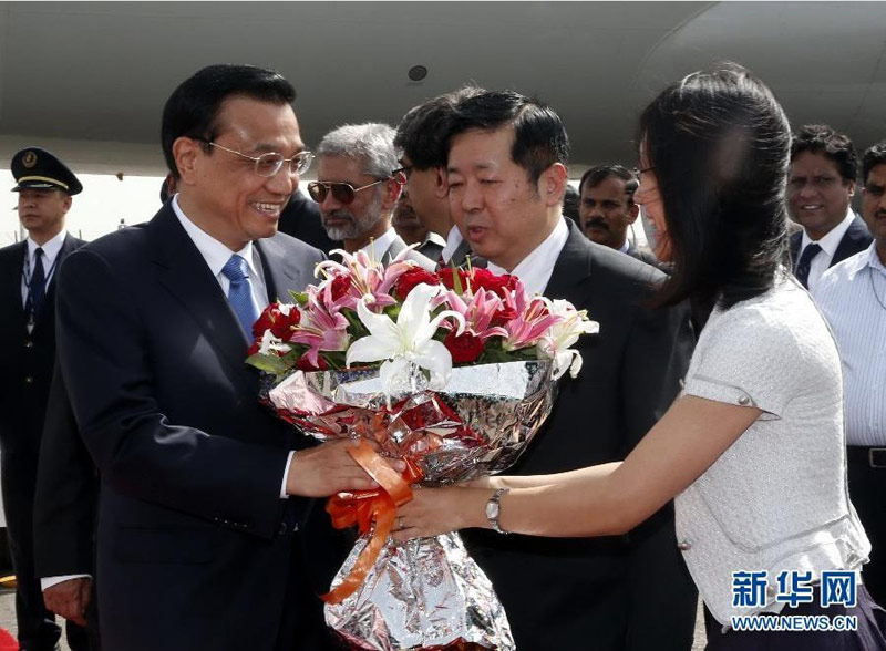 5月19日,应印度共和国总理辛格邀请,国务院总理李克强乘专机抵达新德里帕拉姆空军机场,开始对印度进行正式访问。 新华社记者 鞠鹏 摄