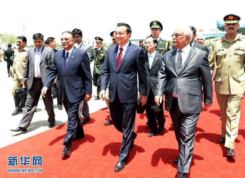5月22日,中国国务院总理李克强乘专机抵达伊斯兰堡,开始对巴基斯坦进行正式访问。巴基斯坦总统扎尔达里、总理霍索到机场迎接。 新华社记者马占成 摄